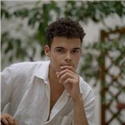 Doctorant et enseignant, diplômé en philosophie contemporaine et en recherche-création